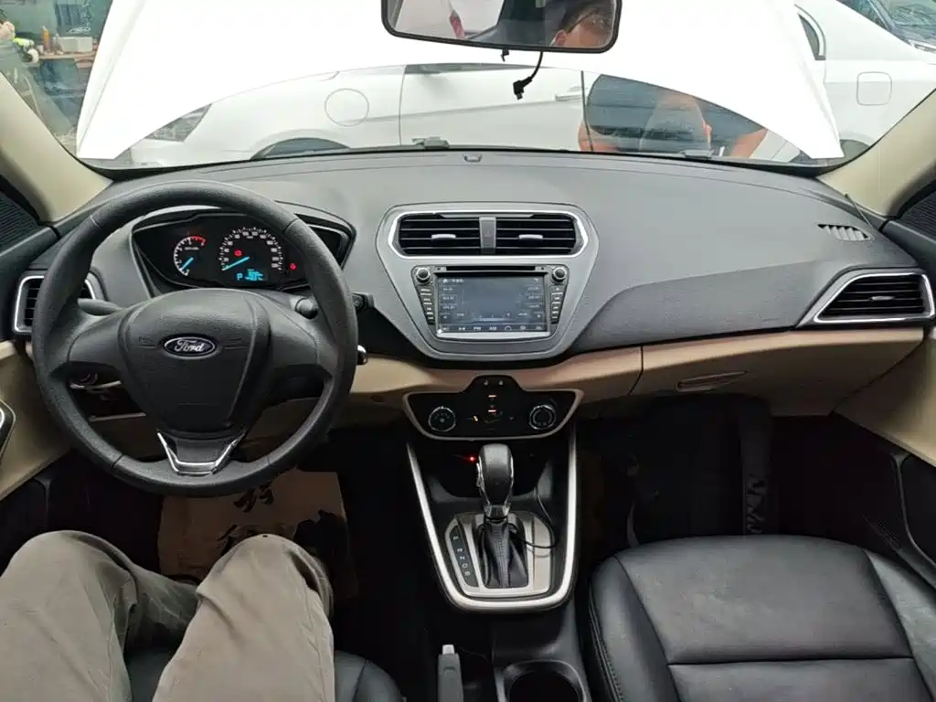 Ford Escort 2016 — фото 10