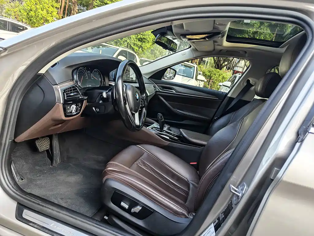 BMW 5 Series 2018 — фото 10