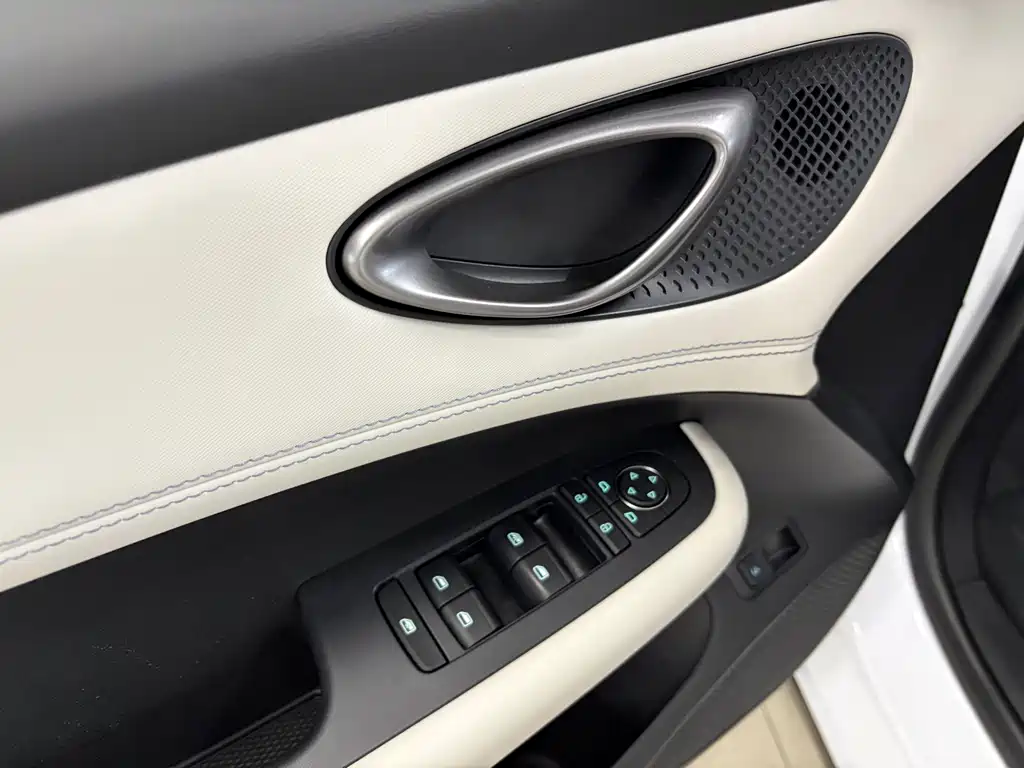 BYD Seal 05 DM-i 2025 — фото 8