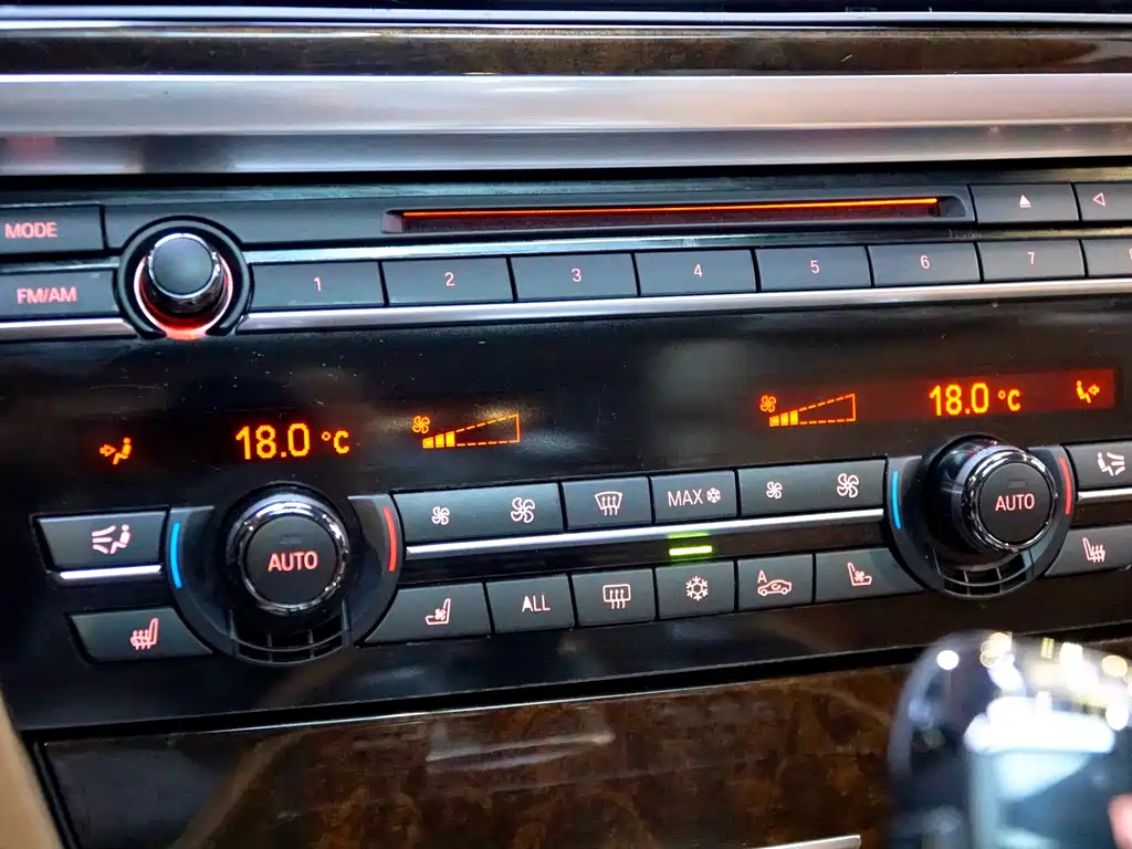 BMW 7 Series 2012 — фото 18