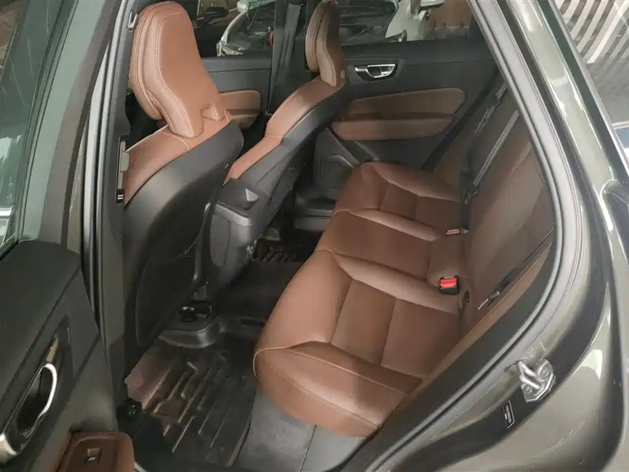 Volvo XC60 2022 — фото 11