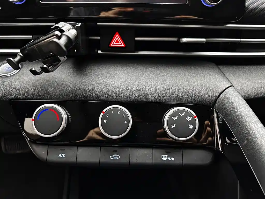 Hyundai Elantra 2023 — фото 19