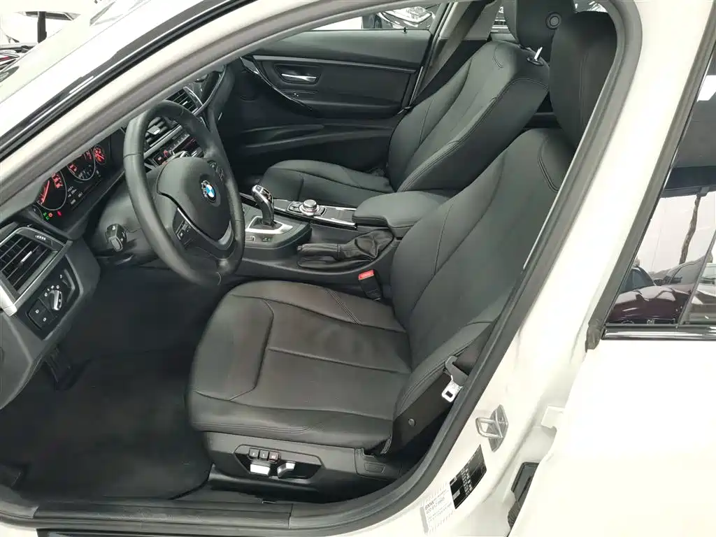 BMW 3 Series 2017 — фото 11