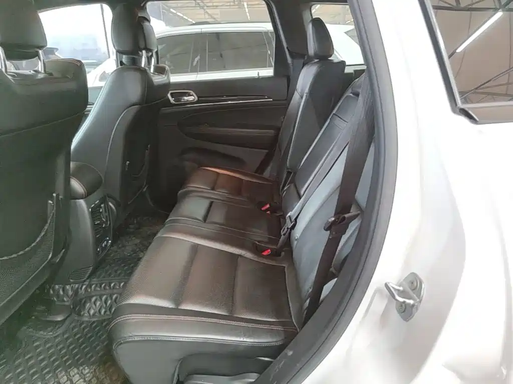 Jeep Grand Cherokee 2017 — фото 17