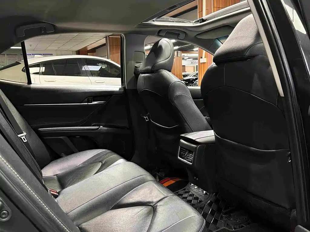 Toyota Camry 2022 — фото 19