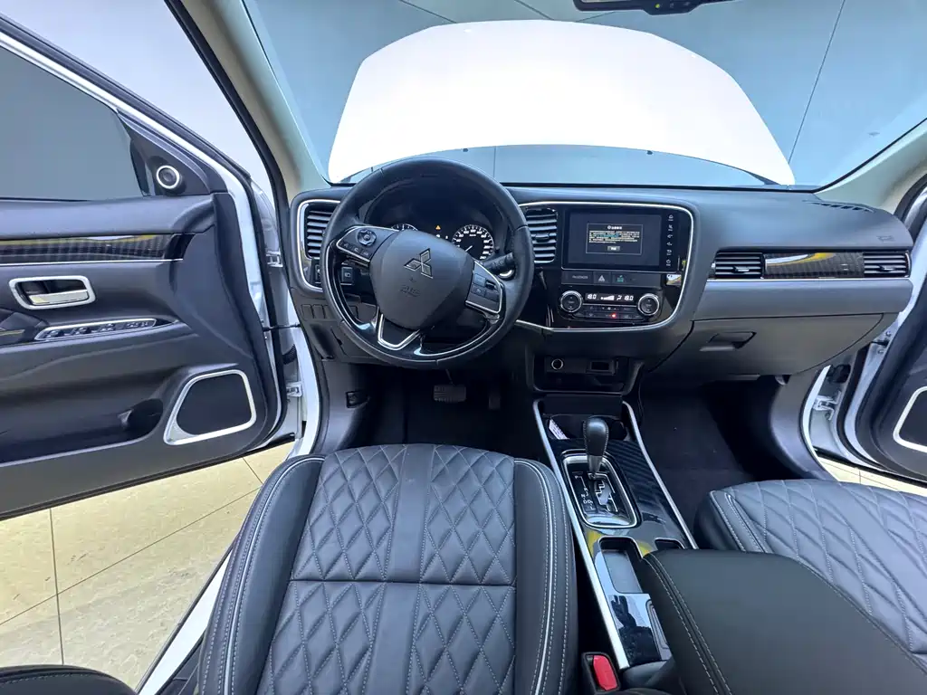 Mitsubishi Outlander 2021 — фото 17