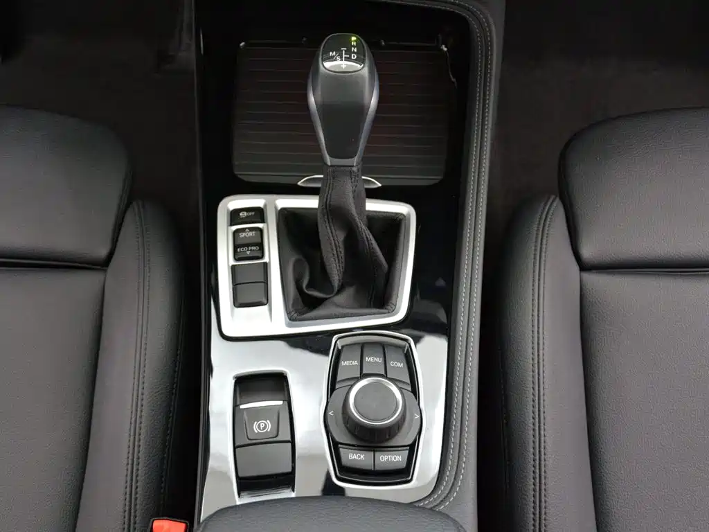 BMW 1 Series 2018 — фото 12
