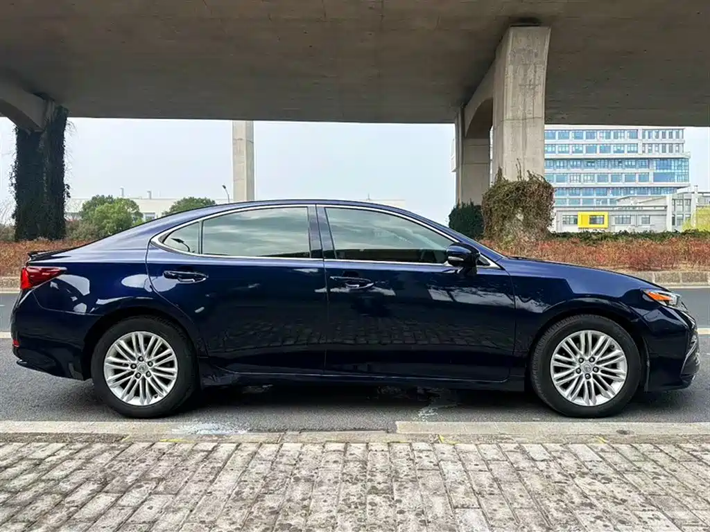 Lexus ES 2017 — фото 20