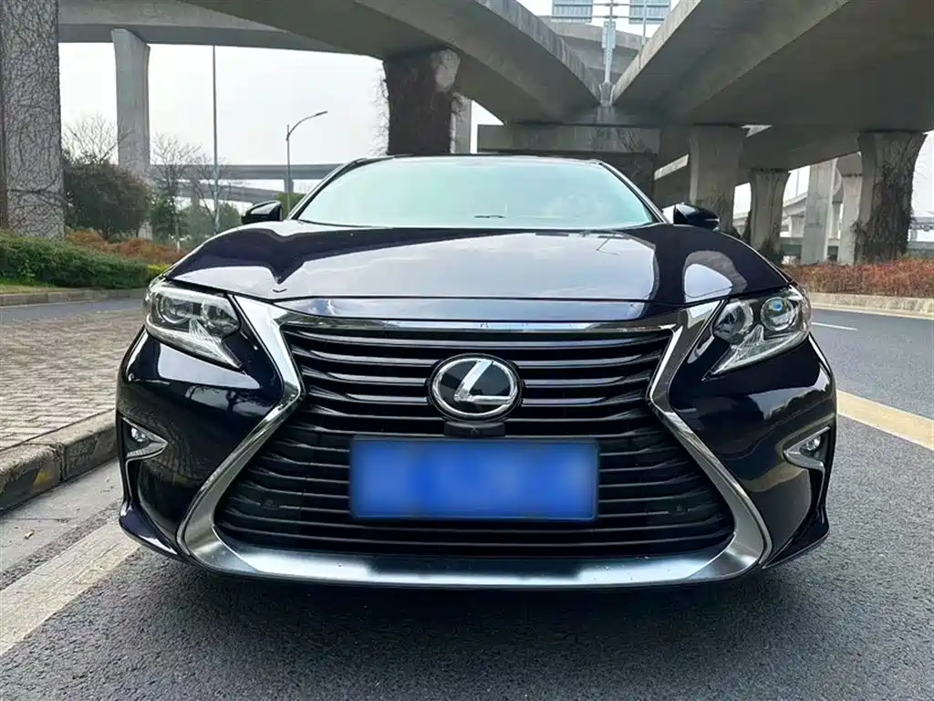 Lexus ES 2017 — фото 21