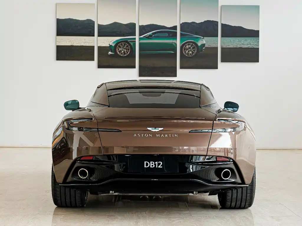 Aston Martin DB12 — фото 3