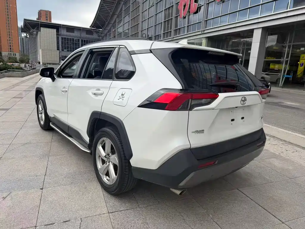 Toyota RAV4 2020 — фото 10