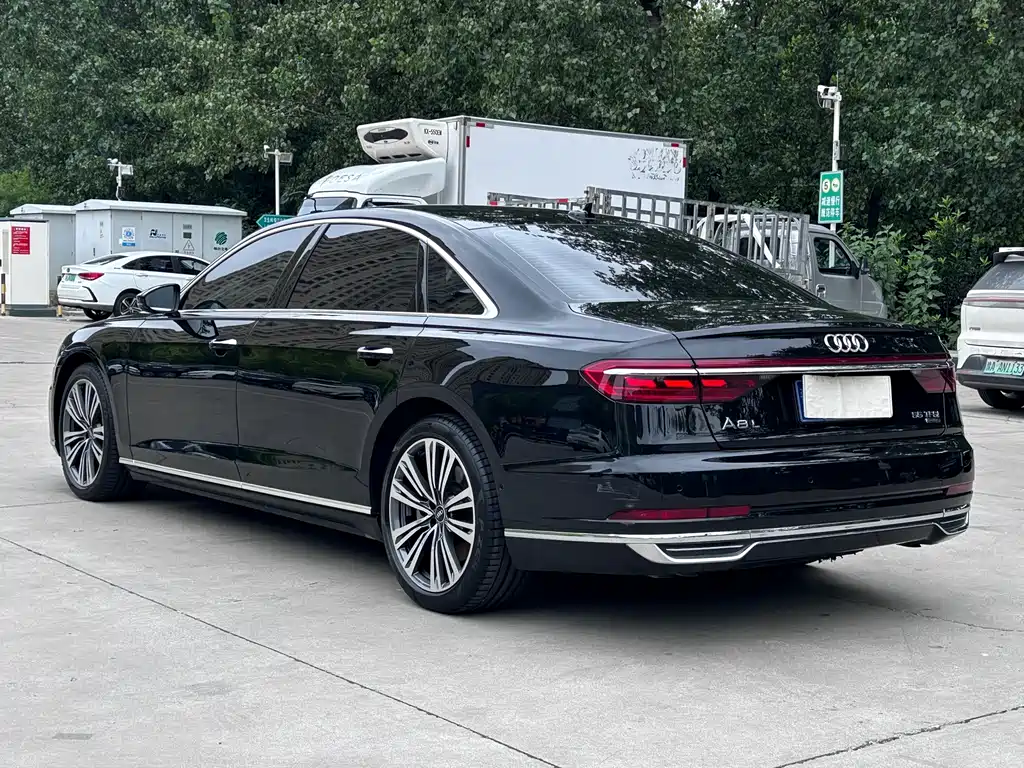 Audi A8 2022 — фото 15