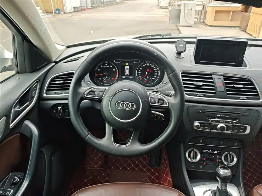 Audi Q3 2015 — фото 11