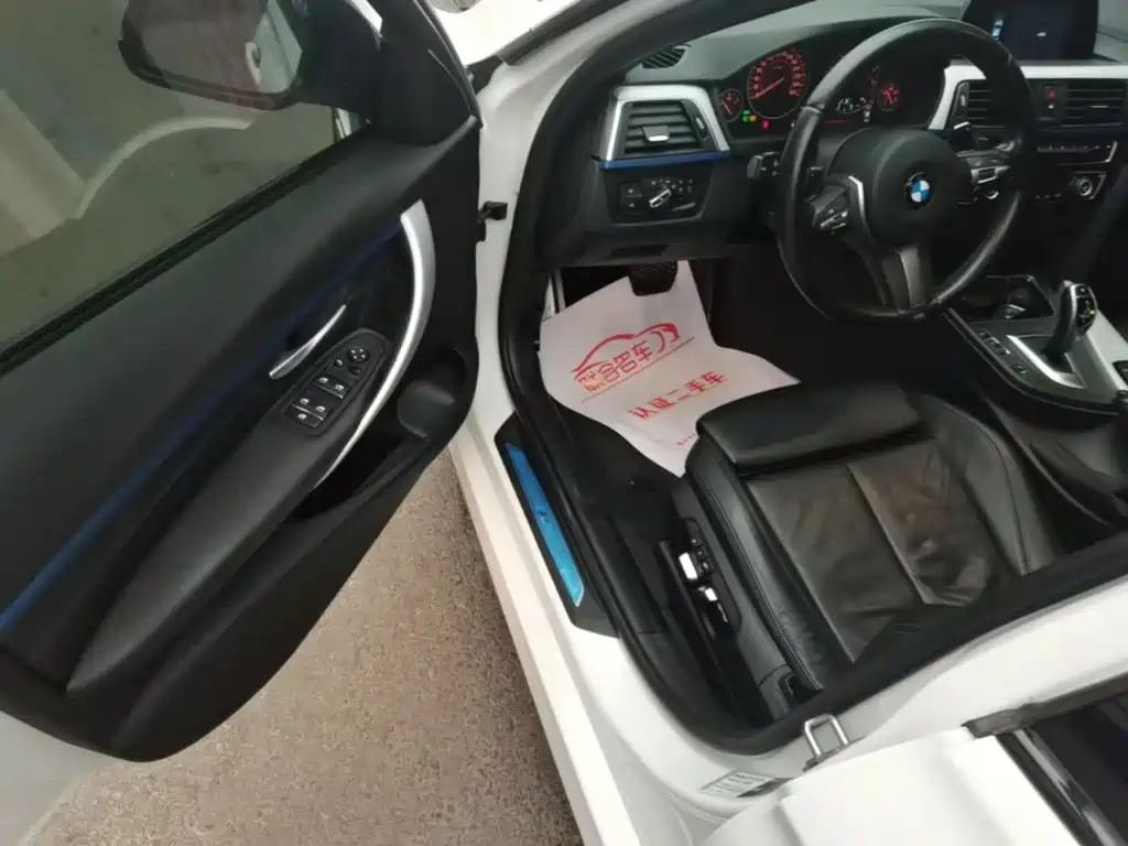 BMW 3 Series 2018 — фото 16