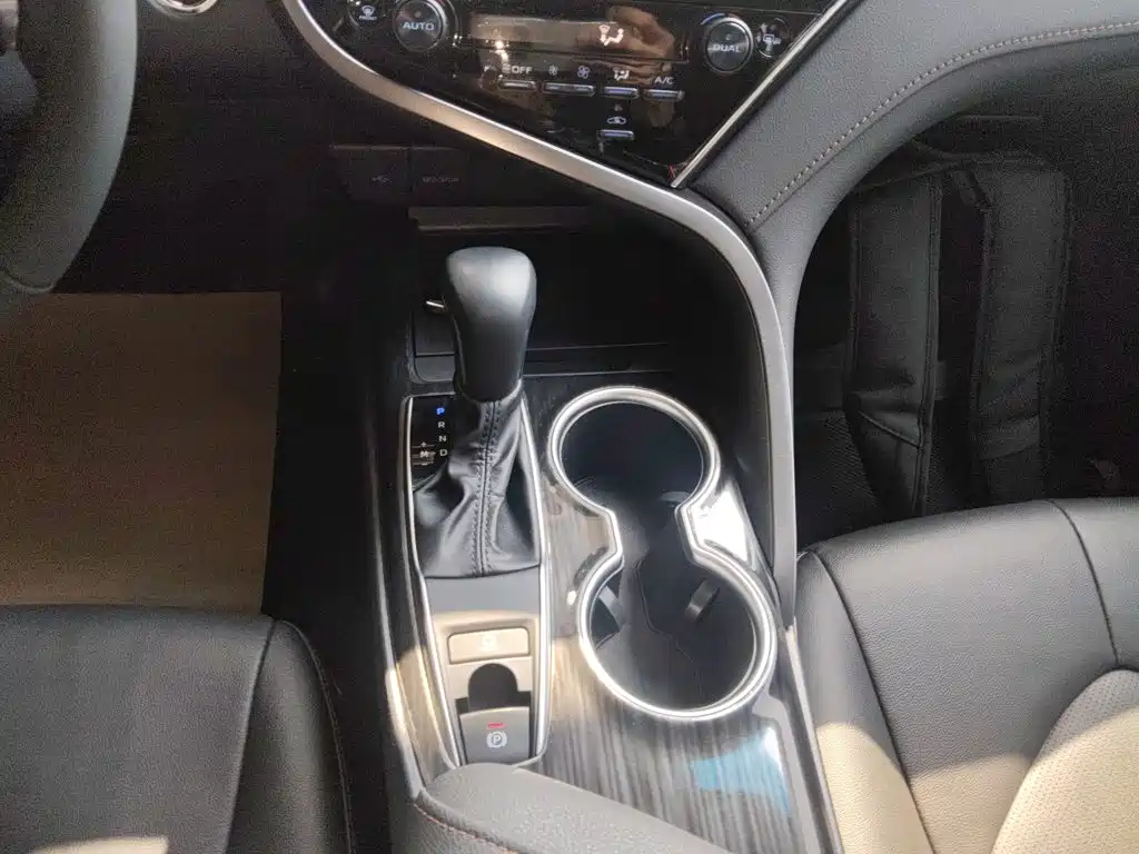 Toyota Camry 2022 — фото 10