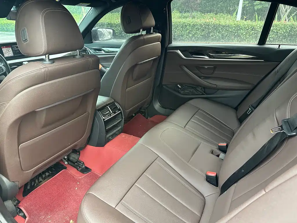 BMW 5 Series 2019 — фото 10