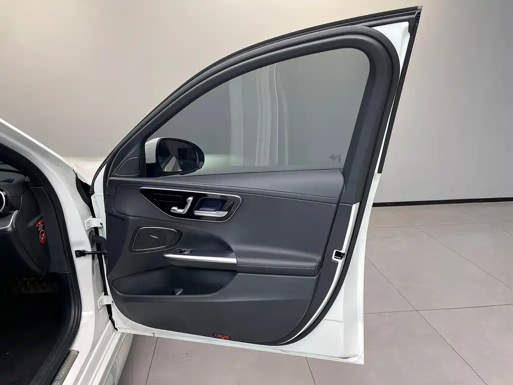 Mercedes-Benz C-Class 2024 — фото 26