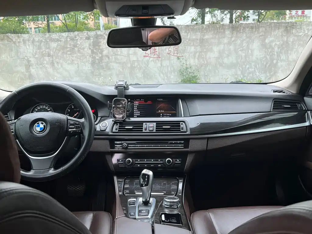 BMW 5 Series 2017 — фото 8
