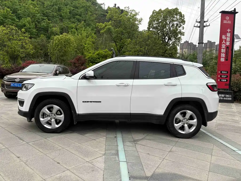 Jeep Compass 2017 — фото 16