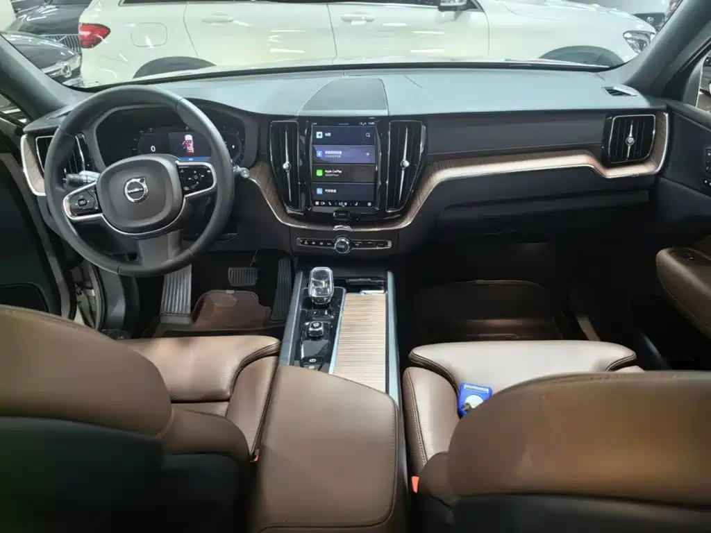 Volvo XC60 2023 — фото 10