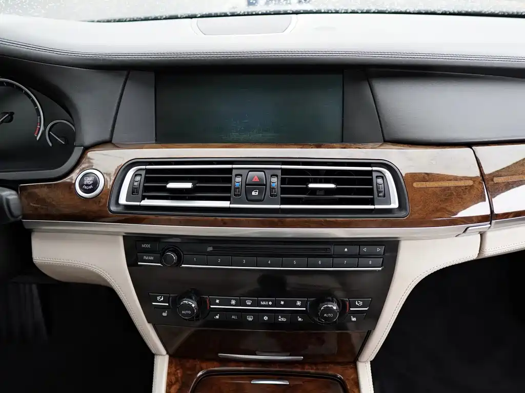BMW 7 Series 2010 — фото 8
