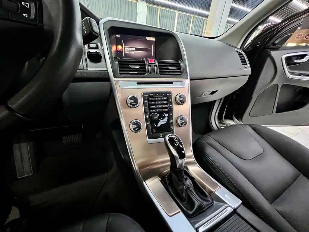 Volvo XC60 2017 — фото 12