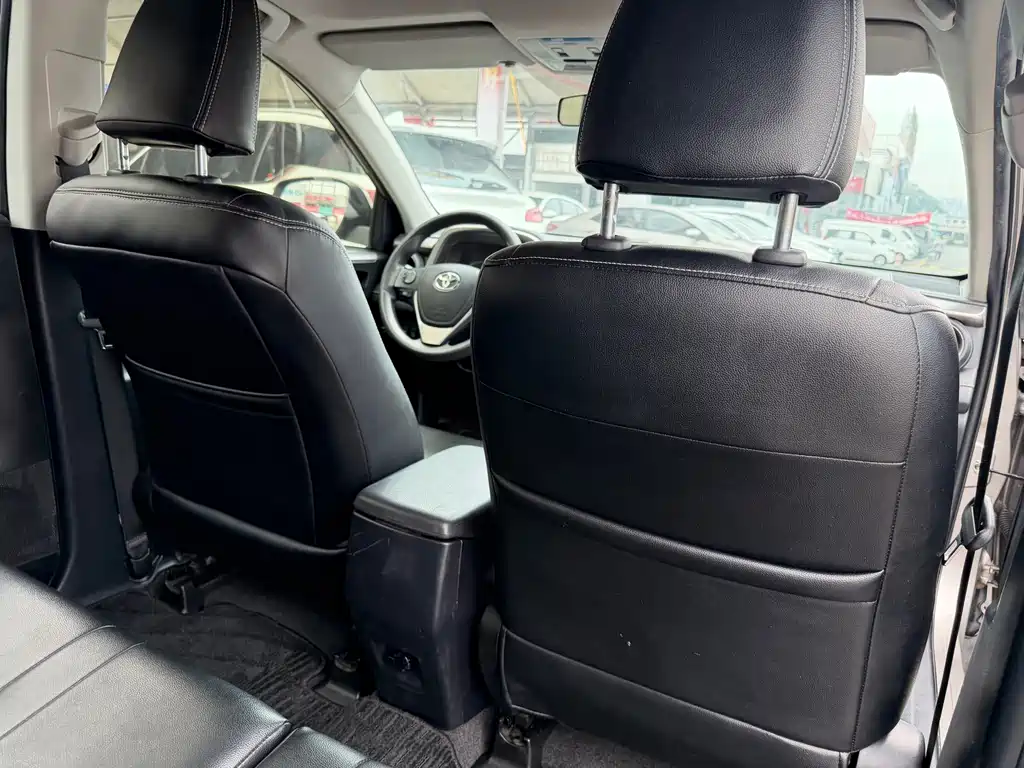 Toyota RAV4 2018 — фото 18