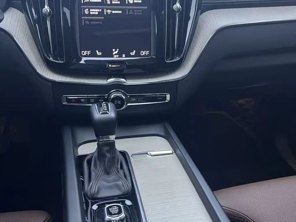 Volvo XC60 2018 — фото 10