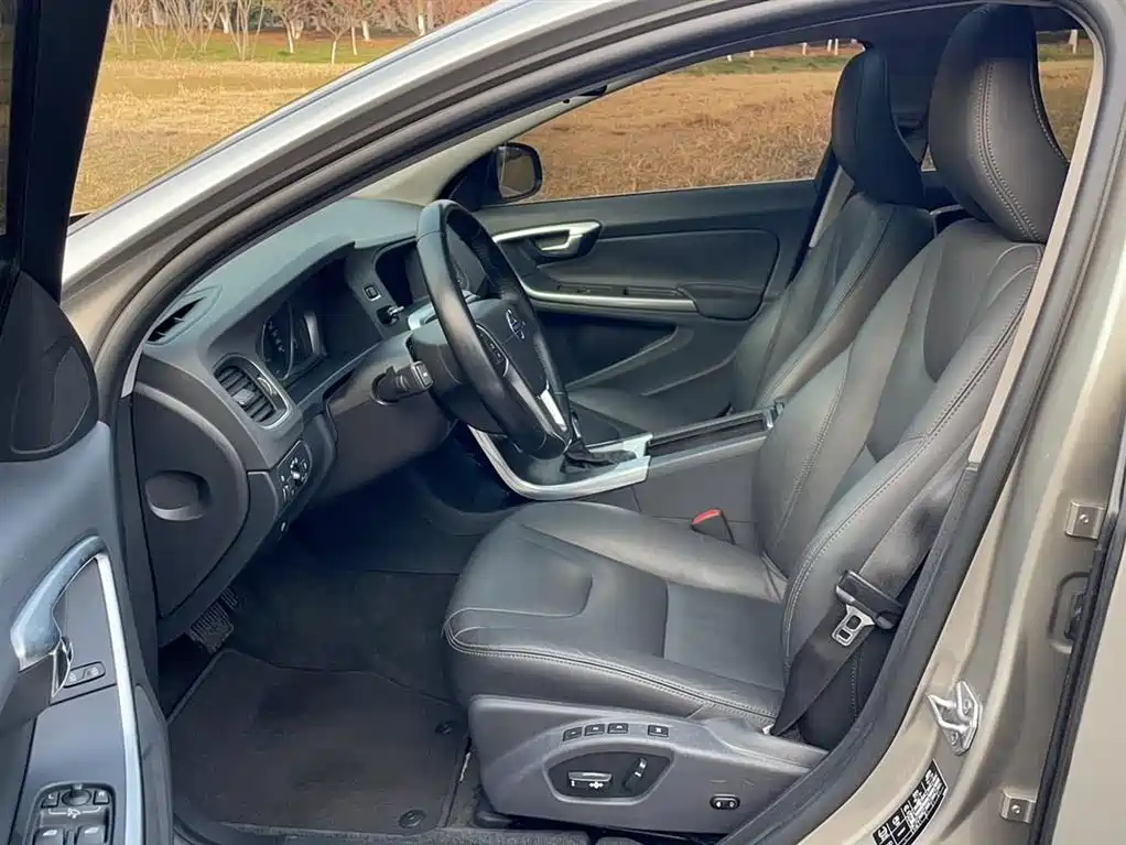 Volvo V60 2015 — фото 14
