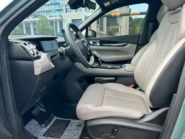 Geely Boyue L 2025