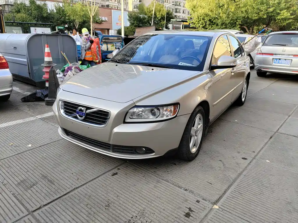 Volvo S40 2011 — фото 1