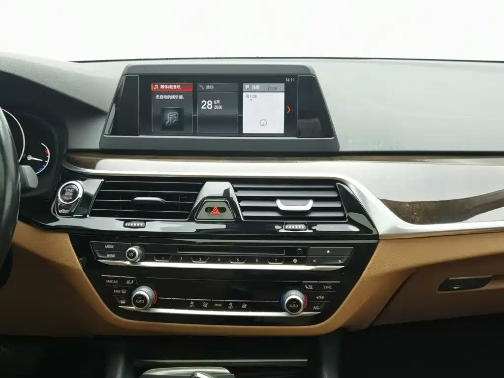BMW 5 Series 2017 — фото 12