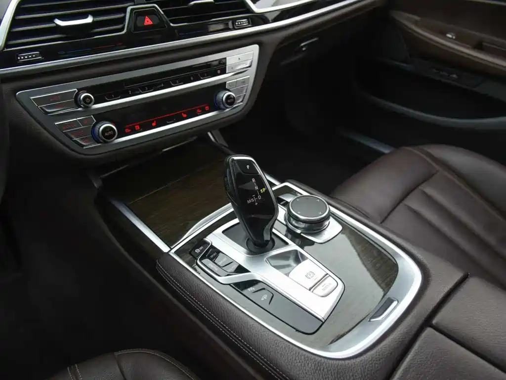 BMW 7 Series 2018 — фото 11