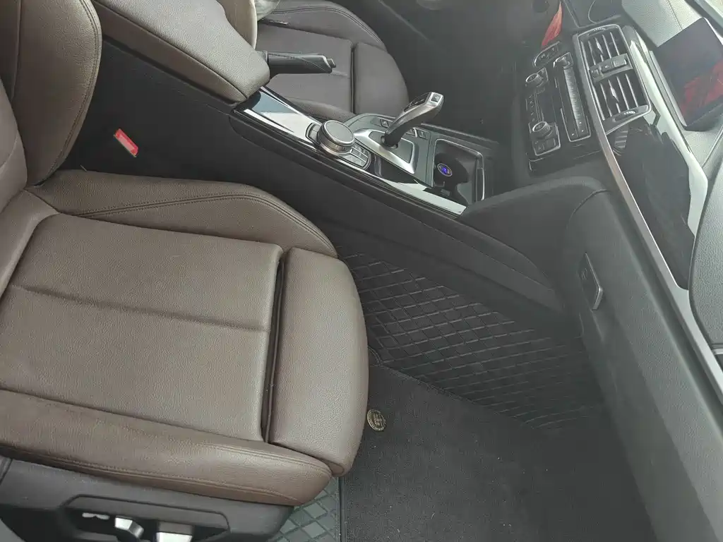 BMW 3 Series 2019 — фото 12