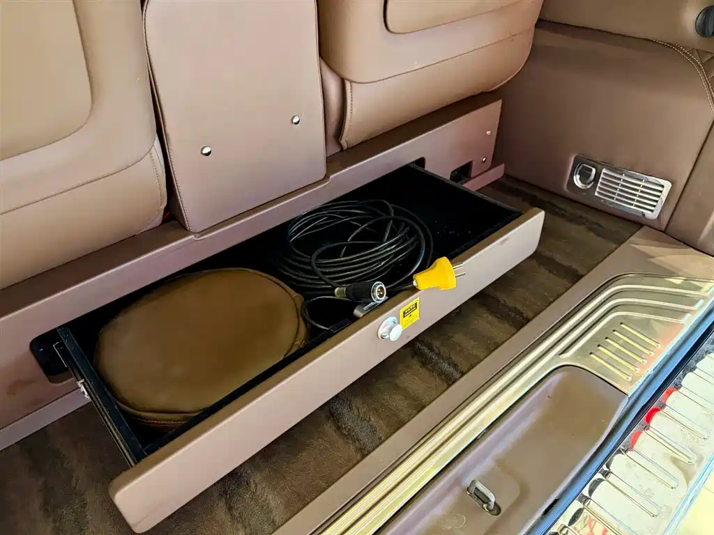 Mercedes-Benz V-Class 2021 — фото 19