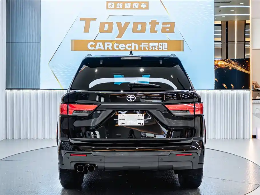 Toyota Sequoia 2023 — фото 4