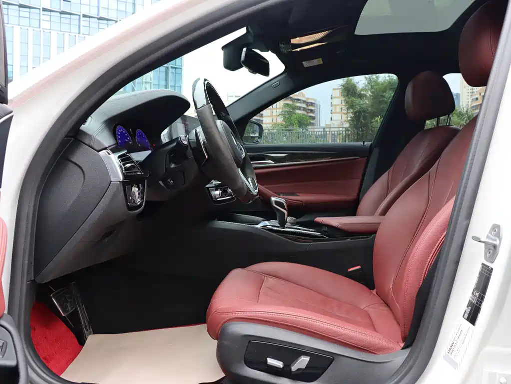 BMW 5 Series 2019 — фото 10