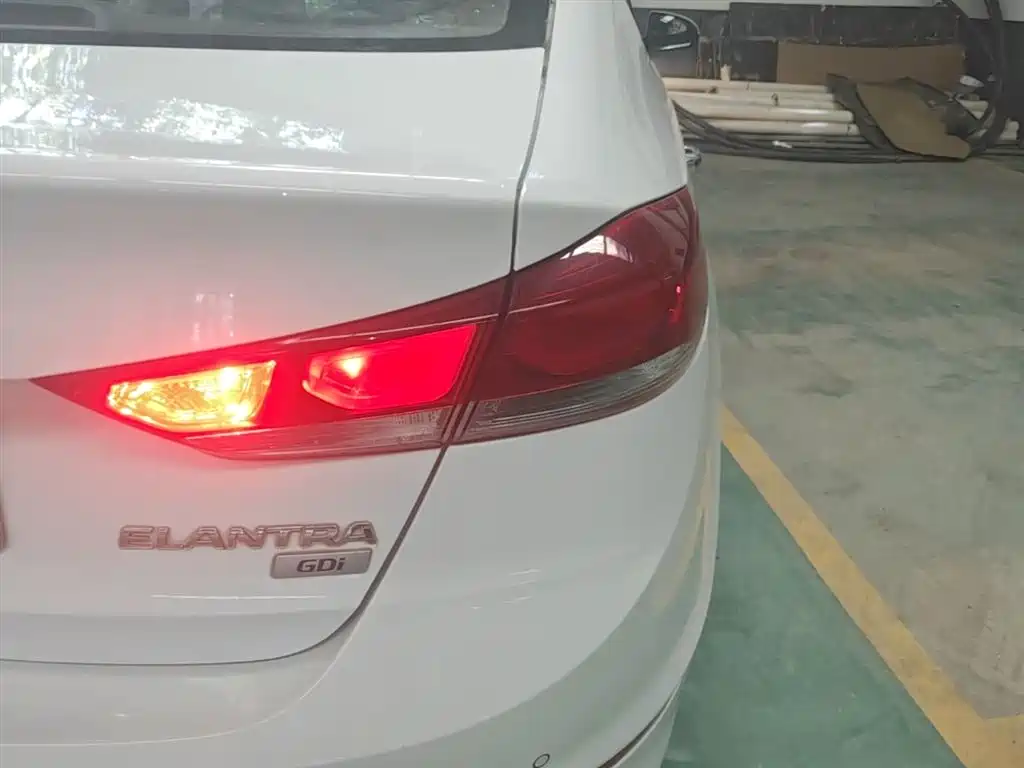 Hyundai Elantra 2018 — фото 8