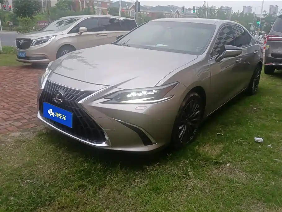 Lexus ES 2023 — фото 1