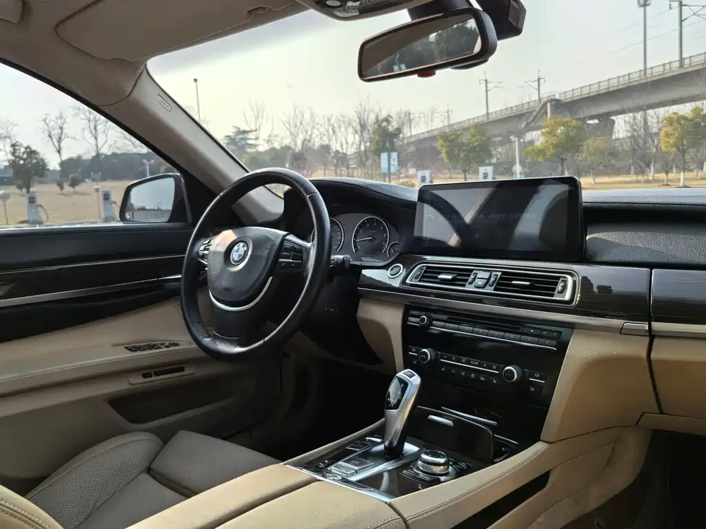 BMW 7 Series 2009 — фото 11