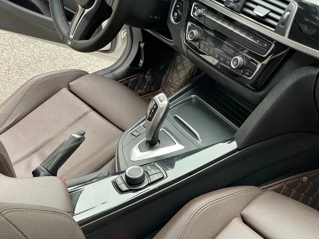 BMW 3 Series 2018 — фото 16