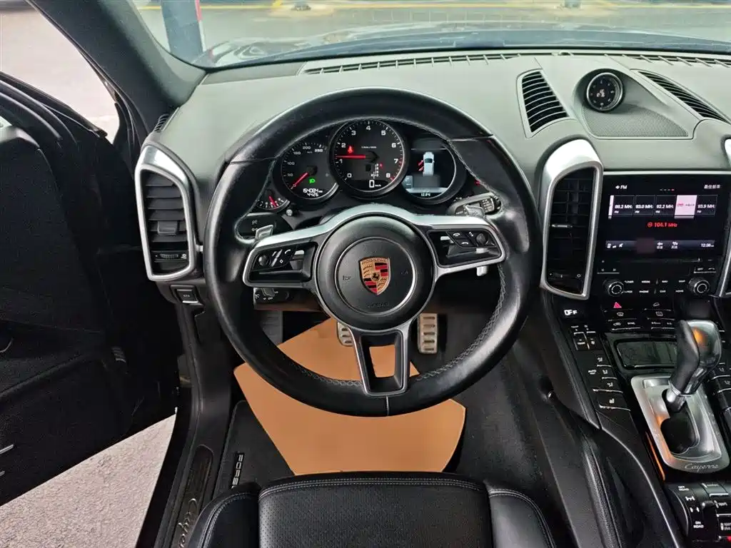 Porsche Cayenne 2017 — фото 11
