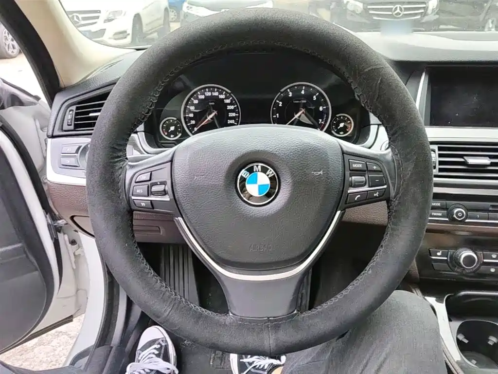 BMW 5 Series 2017 — фото 11