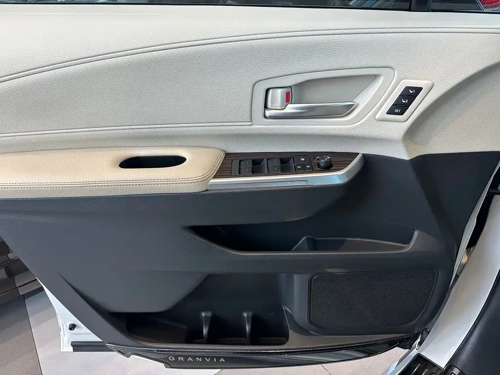 Toyota Granvia 2023 — фото 16