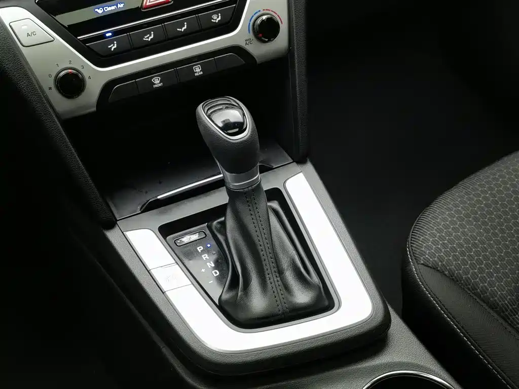 Hyundai Elantra 2016 — фото 13