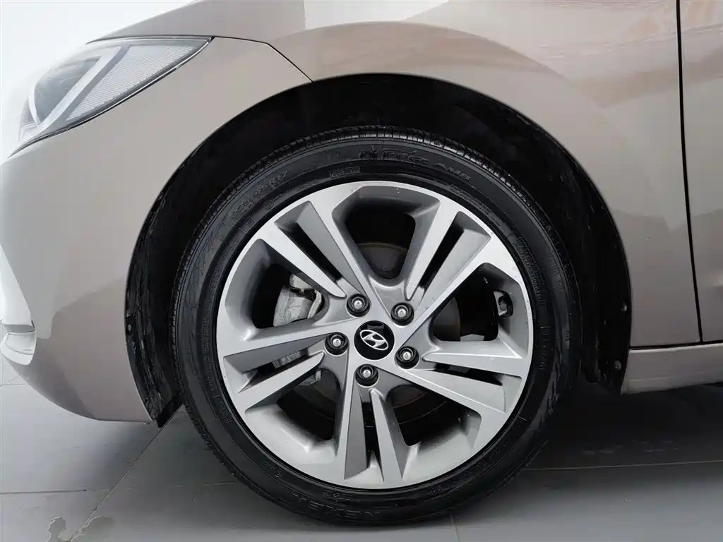 Hyundai Elantra 2016 — фото 17