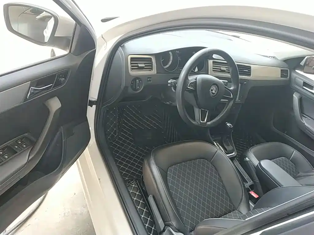 Skoda Rapid Spaceback 2020 — фото 16