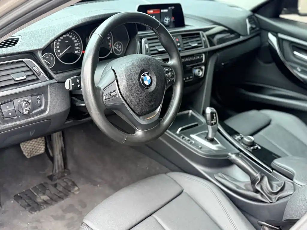 BMW 3 Series 2018 — фото 13