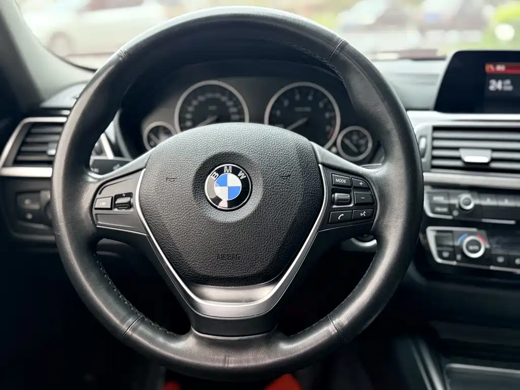 BMW 3 Series 2018 — фото 20