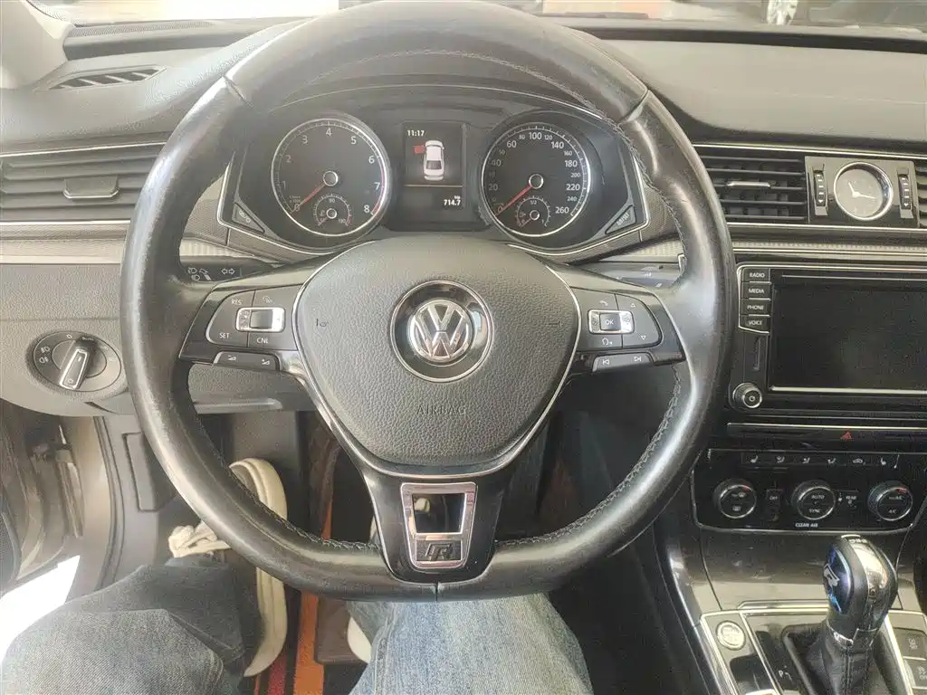 Volkswagen Passat 2017 — фото 11